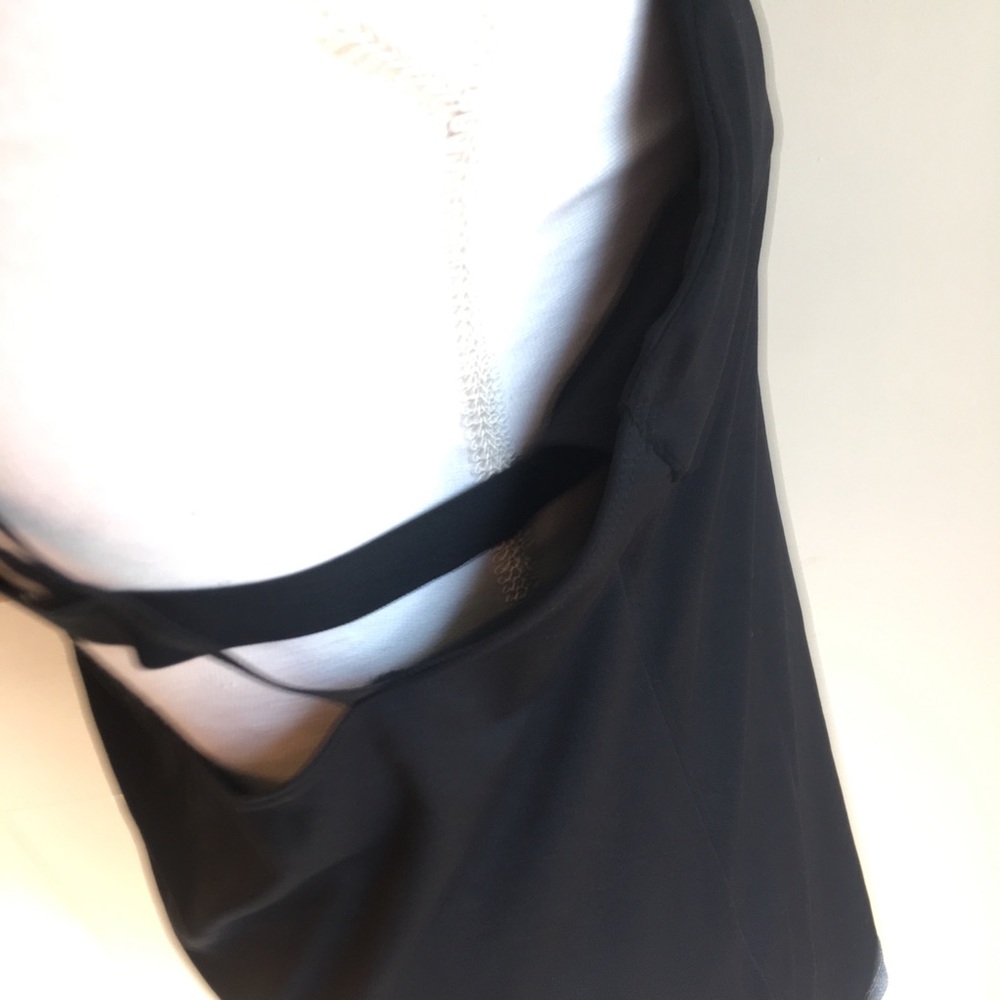 ❌❌SOLD❌❌🆕🖤Fabletics Built-In Bra Workout Tank🖤 - Picture 2 of 6
